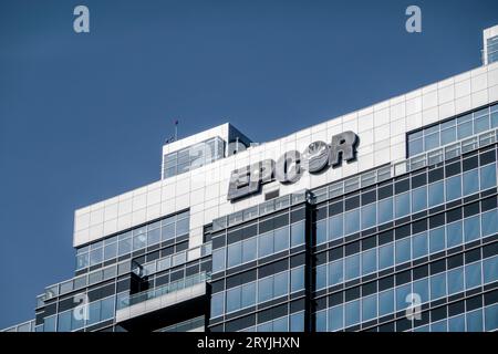 Edmonton, Alberta, Canada. 30 mars 2023. Le haut de l'enseigne du bâtiment de la tour EPCOR. Banque D'Images