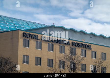 Edmonton, Alberta. Canada. 30 mars 2023. Le panneau du bâtiment Royal Alexandra Hospital ou RAH. Un grand et long hôpital de service dans Banque D'Images