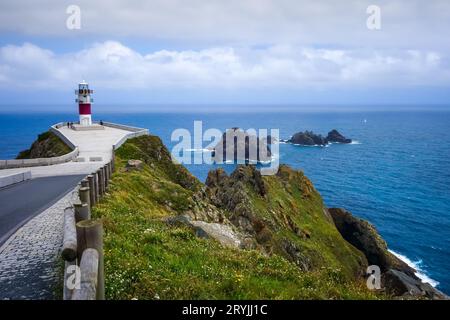 Phare, falaises du cap Ortegal et océan atlantique, Galice, Espagne Banque D'Images