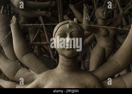 Une idole d'argile de la déesse Durga en préparation pour le festival Durga Puja à Kumartuli, Kolkata. Mise au point sélective. Banque D'Images