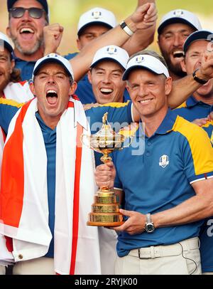 Le capitaine de l'équipe Europe Luke Donald, aux côtés de Rory McIlroy, lève le Trophée Ryder Cup après que l'Europe ait récupéré la Ryder Cup après sa victoire sur les États-Unis le troisième jour de la 44e Ryder Cup au Marco Simone Golf and Country Club, Rome, Italie. Date de la photo : dimanche 1 octobre 2023. Banque D'Images