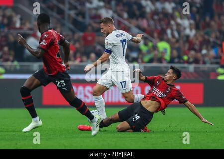 Ciro immobile du SS Lazio (C) concourt pour le ballon avec Tijjani Reijnders (R) et Fikayo Tomori de l'AC Milan (L) lors du match de football Serie A 2023/24 entre l'AC Milan et le SS Lazio au stade San Siro, Milan, Italie le 30 septembre, 2023 - photo FCI / Fabrizio Carabelli SCORE FINAL : Milan 2 | 0 Latium Banque D'Images