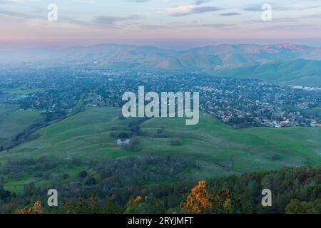 Coucher de soleil brumeux sur Clayton et Mitchell Canyon depuis le Mont Parc régional de Diablo. Comté de Contra Costa, Californie, États-Unis. Banque D'Images