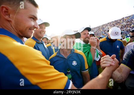 Rory McIlroy, membre de l'équipe Europe, célèbre la victoire de l'Europe sur les États-Unis lors de la troisième journée de la 44e Ryder Cup au Marco Simone Golf and Country Club, Rome, Italie. Date de la photo : dimanche 1 octobre 2023. Banque D'Images
