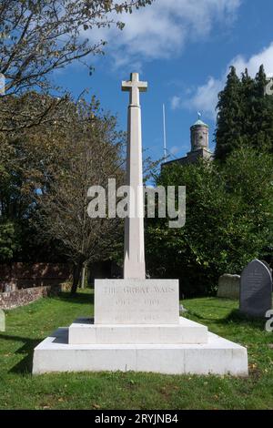 Mémorial de guerre dans le cimetière de St Peter, Bishop's Waltham, Hampshire, Angleterre, Royaume-Uni Banque D'Images