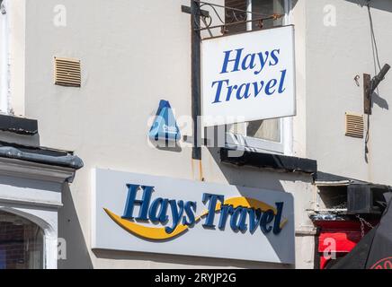 Hays Travel signe la signalisation à l'extérieur d'une succursale de l'agent de voyage indépendant, Hampshire, Angleterre, Royaume-Uni Banque D'Images