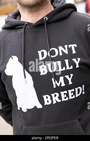 Manchester, Royaume-Uni. 1 octobre 2023. Les propriétaires de XL Bully Dogs protestent devant la conférence du Parti conservateur contre l'interdiction de la race. Crédit : Mark Lear / Alamy Live News Banque D'Images