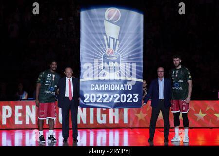 Milan, Italie. 01 octobre 2023. Milan - EA7 EMPORIO ARMANI OLIMPIA MILANO vs NUTRIBULLET TREVISO BASKET Championship, Serie A Lega basket Championship 2023/2024, 1e jour, sur la photo KYLE HINES (EA7 EMPORIO ARMANI OLIMPIA MILANO), ENTRAÎNEUR PRINCIPAL ETTORE MESSINA (EA7 EMPORIO ARMANI OLIMPIA MILANO), UMBERTO GANDINI, président Lega basket et NICOl' MELLI ( EA7 EMPORIO ARMANI OLIMPIA MILANO) avec la bannière Scudetto 2022/2023 usage éditorial uniquement crédit : Independent photo Agency/Alamy Live News Banque D'Images