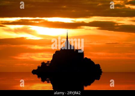 Réflexion romantique à couper le souffle à marée haute et la colline avec l'abbaye du Mont Saint Michel en Normandie en France au coucher du soleil Banque D'Images