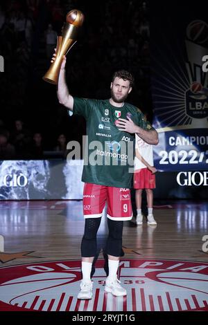 Milan, Italie. 01 octobre 2023. Milan - EA7 EMPORIO ARMANI OLIMPIA MILANO vs NUTRIBULLET TREVISO BASKET, Serie A Lega basket Championship 2023/2024, 1e jour, sur la photo NICOl' MELLI (EA7 EMPORIO ARMANI OLIMPIA MILANO) avec la coupe Scudetto 2022/2023 usage éditorial uniquement crédit : Independent photo Agency/Alamy Live News Banque D'Images