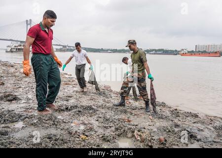 Le personnel de l'armée du régiment Gorkha nettoie les ordures sur la rive du Gange à Kolkata alors qu'ils participent à la 'Mission Swachh Bharat' (campagne de propreté menée par le Premier ministre indien Narendra Modi). Les citoyens de l'Inde participent à la campagne de propreté menée par le Premier ministre indien Narendra Modi avant Gandhi Jayanti pour célébrer l'anniversaire de naissance du Mahatma Gandhi (nationaliste anti-colonial). Les gens de divers domaines, se joignent à cette mission avec une promesse de garder l'environnement propre. Banque D'Images