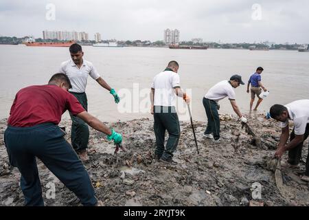 Le personnel de l'armée du régiment Gorkha nettoie les ordures sur la rive du Gange à Kolkata alors qu'ils participent à la 'Mission Swachh Bharat' (campagne de propreté menée par le Premier ministre indien Narendra Modi). Les citoyens de l'Inde participent à la campagne de propreté menée par le Premier ministre indien Narendra Modi avant Gandhi Jayanti pour célébrer l'anniversaire de naissance du Mahatma Gandhi (nationaliste anti-colonial). Les gens de divers domaines, se joignent à cette mission avec une promesse de garder l'environnement propre. Banque D'Images