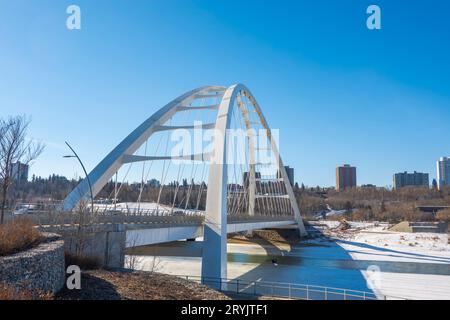 Edmonton, Alberta, Canada. 3 avril 2023. Vue latérale sur le pont Walterdale le matin avec ciel bleu pendant l'hiver.A à travers Banque D'Images