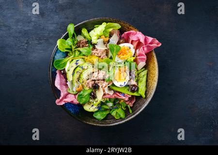 Salade de feuilles allemande traditionnelle et radicchio italien servis avec du thon Banque D'Images