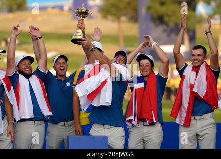 Rory McIlroy, membre de l'équipe Europe, lève le trophée Ryder Cup après que l'Europe a repris la Ryder Cup après avoir remporté la victoire sur les États-Unis le troisième jour de la 44e Ryder Cup au Marco Simone Golf and Country Club, Rome, Italie. Date de la photo : dimanche 1 octobre 2023. Banque D'Images