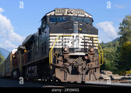 Skykomish, WA, USA - 29 septembre 2023 ; Norfolk Southern locomotive sur un train de marchandises autorack Banque D'Images