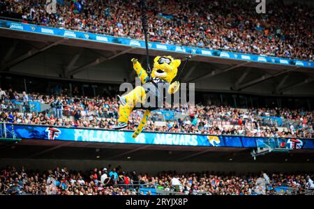 Jaxson de ville Bungee, mascotte des Jaguars de Jacksonville, saute du toit avant le match international de la NFL au stade de Wembley, à Londres. Date de la photo : dimanche 1 octobre 2023. Banque D'Images