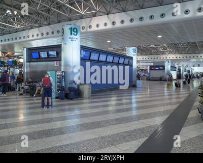 Zone d'enregistrement avec les passagers à l'intérieur de l'aéroport de Milan Malpensa en Italie Banque D'Images