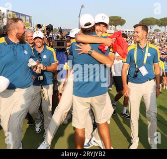 Rome, Italie. 01 octobre 2023. Team Europe célèbre après avoir remporté la Ryder Cup en battant Team USA par quatorze points et demi à dix points lors de la dernière journée de la Ryder Cup au Marco Simone Golf Club, Rome, Italie, le dimanche 01 octobre 2023. Photo Hugo Philpott /UPI crédit : UPI/Alamy Live News Banque D'Images