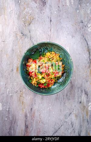 Couscous traditionnel marocain aux légumes avec courgettes et paprika servi comme vue de dessus sur un bol Nordic Design avec espace copie Banque D'Images