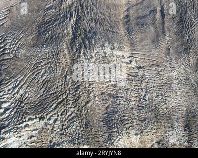 VUE AÉRIENNE. Glacier Brenva à la fin de l'été avec sa glace «sale» due aux rochers tombés. Courmayeur, Val Vény, Vallée d'Aoste, Italie. Banque D'Images