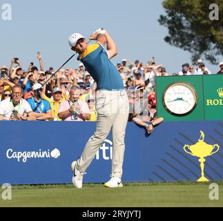 Rome, Italie. 01 octobre 2023. Rory Mcllroy, de l'équipe Europe, conduit sur le 12e tee. L'Europe a remporté la Ryder Cup en battant Team USA par quatorze points et demi à dix points lors de la dernière journée de la Ryder Cup au Marco Simone Golf Club, Rome, Italie, le dimanche 01 octobre 2023. Photo Hugo Philpott /UPI crédit : UPI/Alamy Live News Banque D'Images
