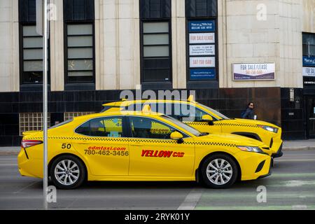 Edmonton, Alberta, Canada. 04 avril 2023. Véhicules taxis jaunes dans le centre-ville d'Edmonton. Banque D'Images