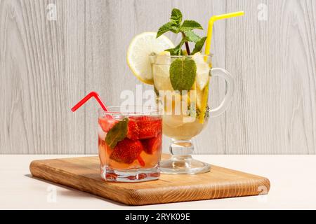 Limonade froide mojito avec citron et menthe dans un grand verre Banque D'Images