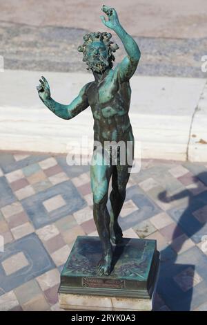 Statue du faune dansant à Pompéi, Italie Banque D'Images