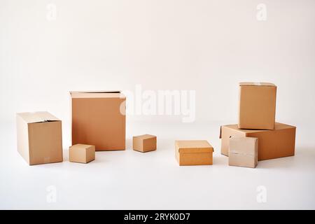 Tas de boîtes en carton sur fond blanc Banque D'Images