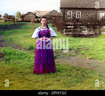 Sergei Prokudin-Gorskii : fille aux fraises, le long du canal Mariinskii, Empire russe, 1909 vingt-cinquième de la série de rendus numériques des premières photographies de séparation des couleurs de Sergei Prokudin-Gorskii. Fille avec des fraises. Extrait de l'album : vues le long du canal Mariinskii et du système fluvial, Empire russe, 1909. Banque D'Images