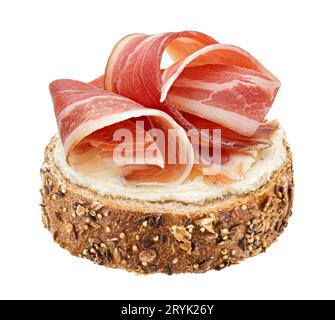 Tranches de bacon fumé sur du pain de seigle, sandwich au jambon de porc Banque D'Images