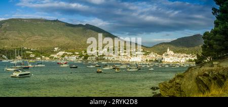 Vue sur le village de pêcheurs de Cadaques depuis la mer Banque D'Images