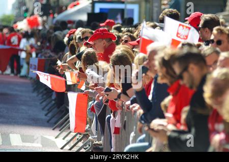 New York, NY, États-Unis. 1 octobre 2023. Les spectateurs brandissent des drapeaux polonais lors de la 86e parade annuelle de la Journée Pulaski le long de la Cinquième Avenue, à New York. Crédit : Ryan Rahman/Alamy Live News Banque D'Images