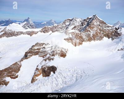 VUE AÉRIENNE. Côté italien du Lyskamm (altitude : 4533m asl) sur le massif du Monte Rosa. Vallée d'Aoste, Italie. Banque D'Images