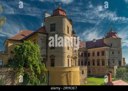 Château de Jezeri avec des couleurs d'automne en belle journée fraîche ensoleillée Banque D'Images