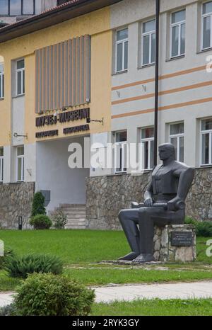 Foca, Bosnie-Herzégovine - 1 octobre 2023 : Bibliothèque centrale serbe. Une promenade dans le centre de la ville de Foca dans la République Srpska de Bosnie-Herzégovine Banque D'Images