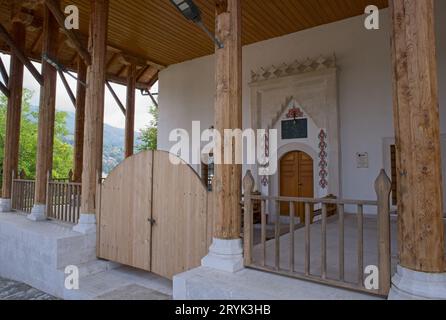 Foca, Bosnie-Herzégovine - 1 octobre 2023 : Mosquée de l'Empereur (Careva dzamija). Une promenade dans le centre de la ville de Foca en Srpska République de Bosnie et H Banque D'Images