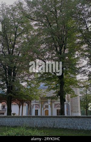 Foca, Bosnie-Herzégovine - 1 octobre 2023 : Mosquée Aladza (Sarena dzamija). Une promenade dans le centre de la ville de Foca en Srpska République de Bosnie et Herz Banque D'Images