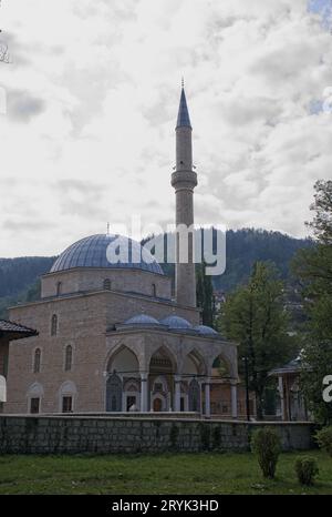 Foca, Bosnie-Herzégovine - 1 octobre 2023 : Mosquée Aladza (Sarena dzamija). Une promenade dans le centre de la ville de Foca en Srpska République de Bosnie et Herz Banque D'Images