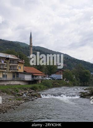 Foca, Bosnie-Herzégovine - 1 octobre 2023 : Mosquée Aladza (Sarena dzamija). Une promenade dans le centre de la ville de Foca en Srpska République de Bosnie et Herz Banque D'Images