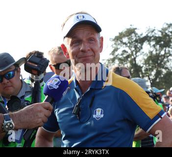 Rome, Italie. 01 octobre 2023. Luke Donald, capitaine de Team Europe, est ému lors d'une interview après la victoire de l'Europe dans la Ryder Cup en battant Team USA par quatorze points et demi à dix points lors de la dernière journée de la Ryder Cup au Marco Simone Golf Club, Rome, Italie, le dimanche 01 octobre 2023. Photo Hugo Philpott /UPI crédit : UPI/Alamy Live News Banque D'Images