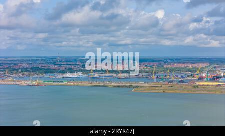 Vue panoramique aérienne du port de Klaipeda, Lituanie. L'un des rares ports libres de glace dans le nord de l'Europe. Banque D'Images