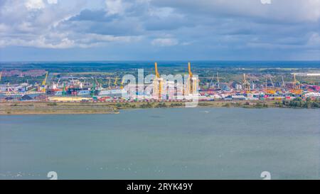 Vue panoramique aérienne du port de Klaipeda, Lituanie. L'un des rares ports libres de glace dans le nord de l'Europe. Banque D'Images