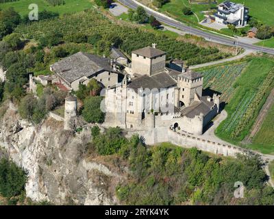 VUE AÉRIENNE. Château Sarriod de la Tour sur une falaise. Saint-Pierre, Vallée d'Aoste, Italie. Banque D'Images