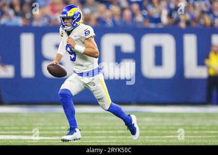 Indianapolis, Indiana, États-Unis. 1 octobre 2023. Le quarterback des Rams de Los Angeles Matthew Stafford (9 ans) court avec le ballon lors d'un match de la NFL contre les Colts d'Indianapolis à Indianapolis, Indiana. John Mersits/CSM/Alamy Live News Banque D'Images