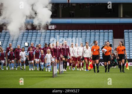 Birmingham, Royaume-Uni. 01 octobre 2023. Birmingham, Angleterre, 1 octobre 2023 : les joueuses sortent lors du match de Super League de Barclays FA Womens entre Aston Villa et Manchester United à Villa Park à Birmingham, Angleterre (Natalie Mincher/SPP) crédit : SPP Sport Press photo. /Alamy Live News Banque D'Images