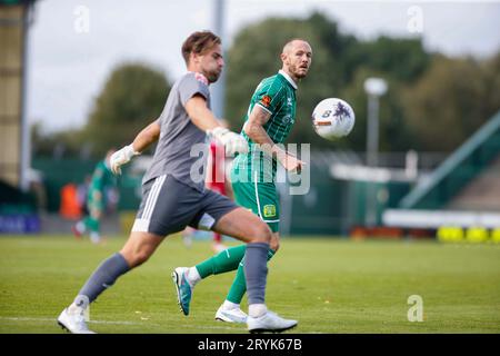 Rhys Murphy de Yeovil Town et Leigh Bedwell de Didcot Town lors du troisième tour de qualification de la coupe FA Emirates au Huish Park Stadium, Yeovil Banque D'Images