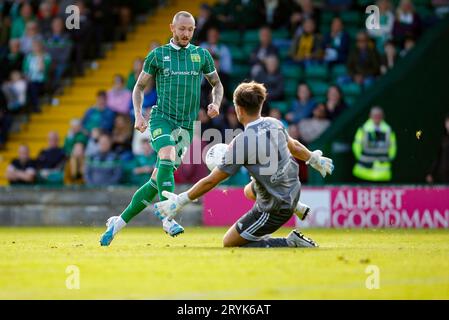 Rhys Murphy de Yeovil Town et Leigh Bedwell de Didcot Town lors du troisième tour de qualification de la coupe FA Emirates au Huish Park Stadium, Yeovil Banque D'Images