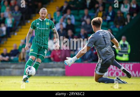 Rhys Murphy de Yeovil Town et Leigh Bedwell de Didcot Town lors du troisième tour de qualification de la coupe FA Emirates au Huish Park Stadium, Yeovil Banque D'Images